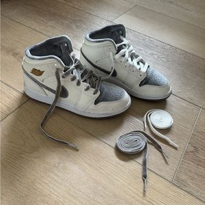 Nike Air Jordan 1 Mid SE Youth Size 3.5